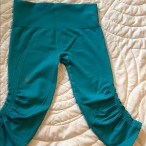 Lululemon crops Teal color